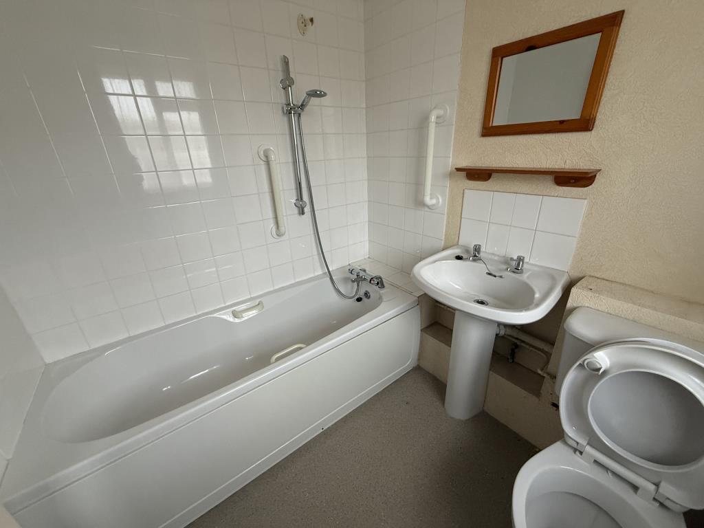 Lot: 148 - HOUSE IN NEED OF REFURBISHMENT - Bathroom in House in need of refurbishment